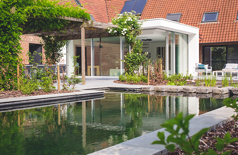 Rustieke tuin met zwemvijver Rustieke tuin met zwemvijver