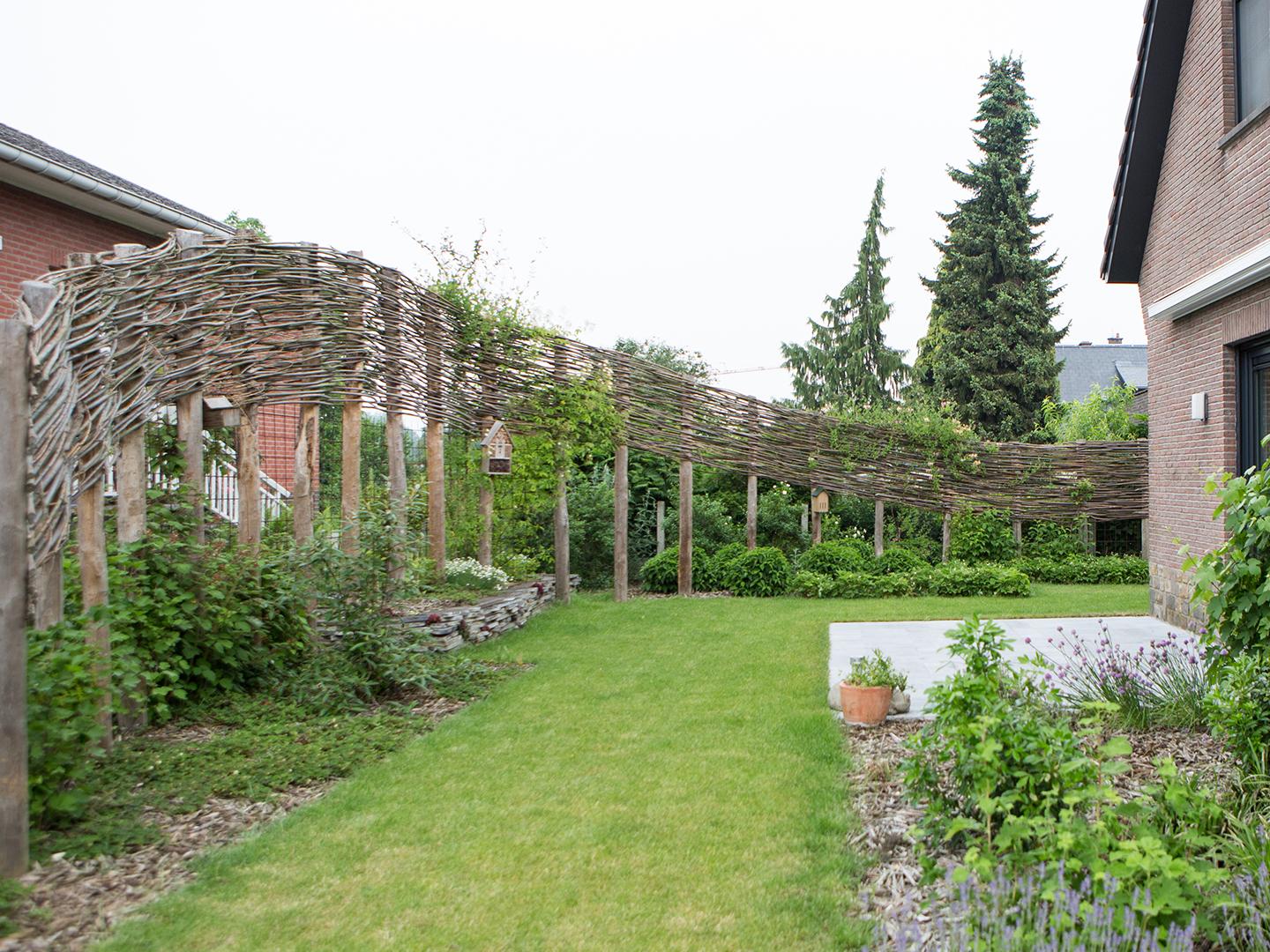 kleurrijke tuin met wilgentenen