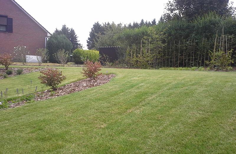 Glooiende tuin met halfverharding Glooiende tuin met halfverharding