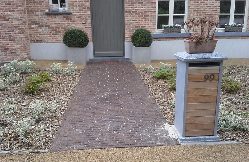 Glooiende tuin met halfverharding Glooiende tuin met halfverharding
