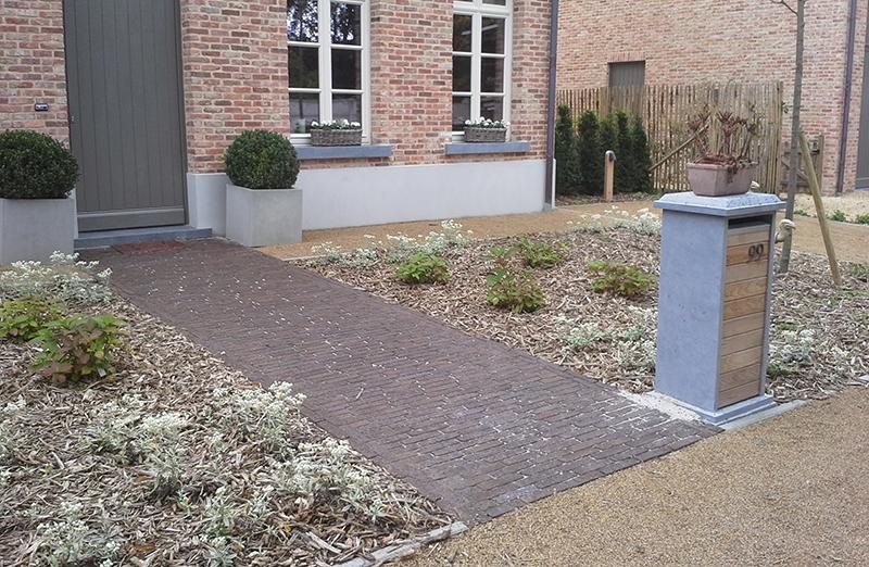Glooiende tuin met halfverharding Glooiende tuin met halfverharding