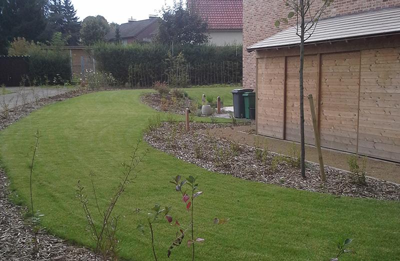 Glooiende tuin met halfverharding Glooiende tuin met halfverharding