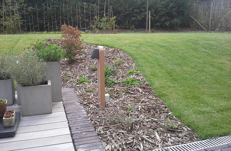 Glooiende tuin met halfverharding Glooiende tuin met halfverharding