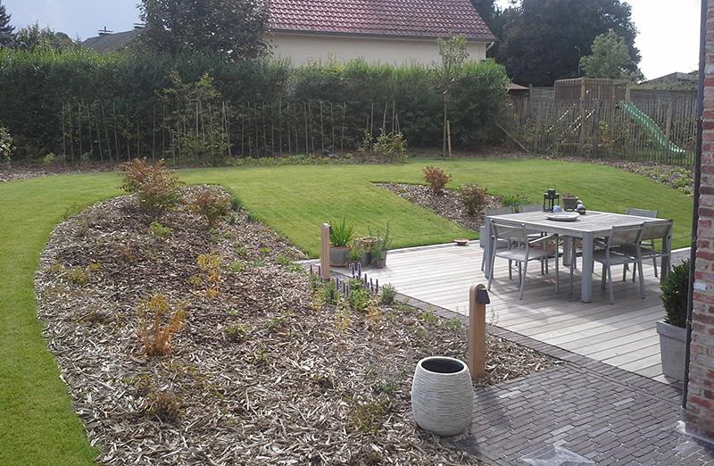 Glooiende tuin met halfverharding Glooiende tuin met halfverharding