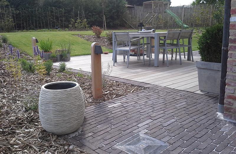 Glooiende tuin met halfverharding Glooiende tuin met halfverharding