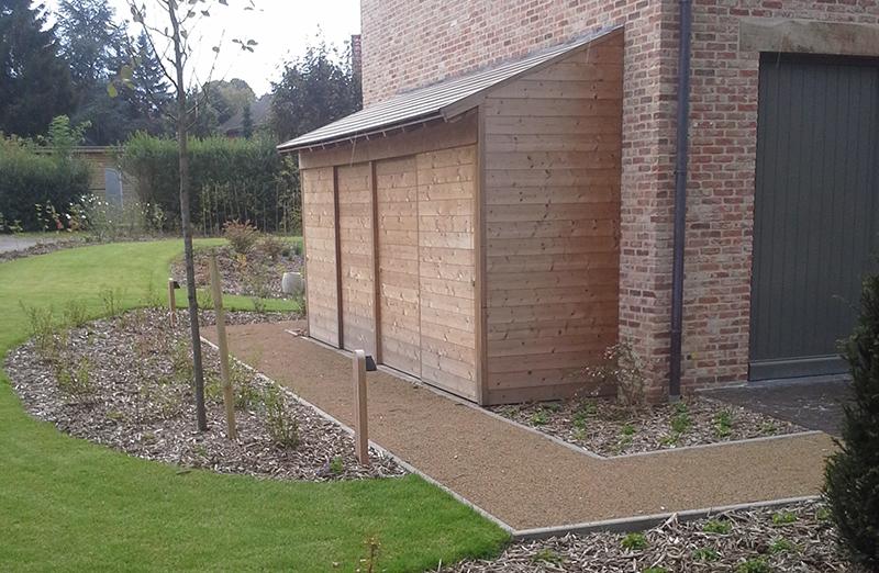 Glooiende tuin met halfverharding Glooiende tuin met halfverharding