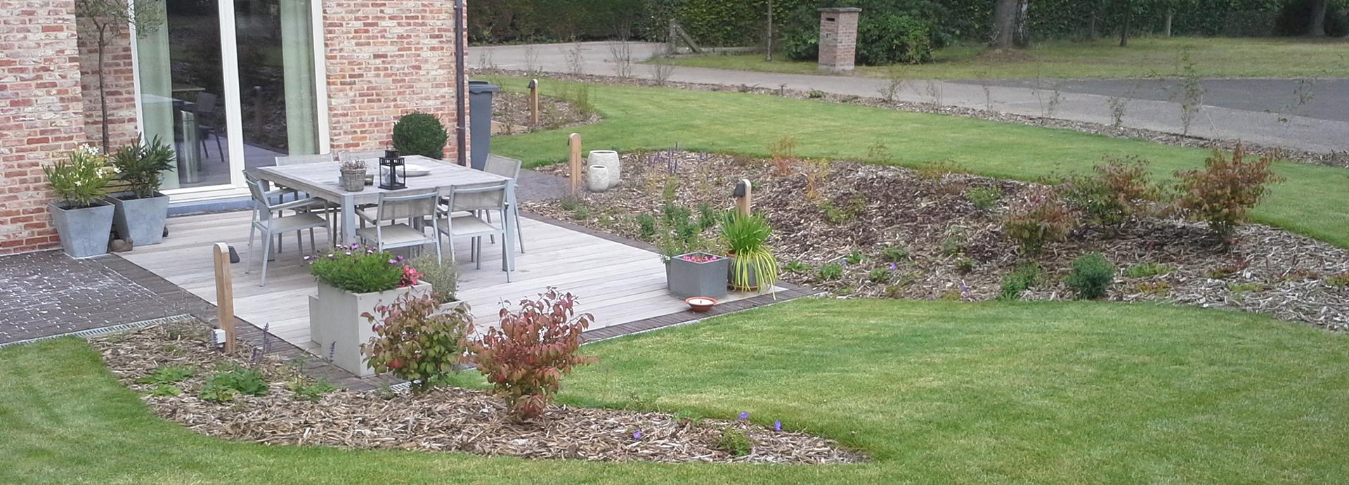 Glooiende tuin met grindparking Glooiende tuin met grindparking
